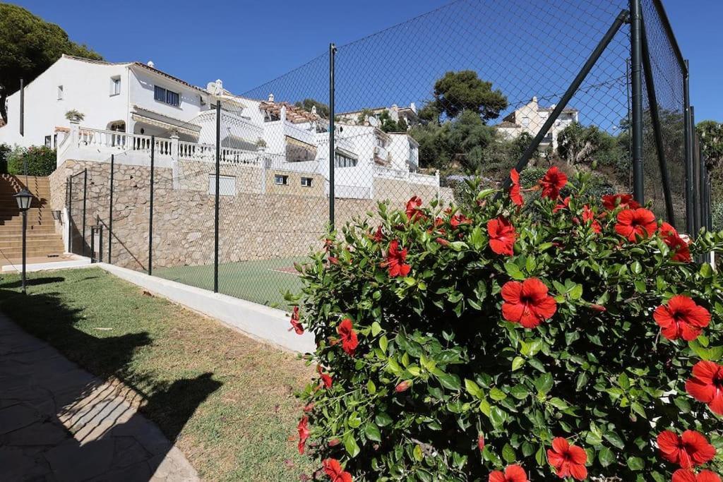 Quaint 2 Bedroom Townhouse With Pool Close To Sea! Benalmadena Exterior photo